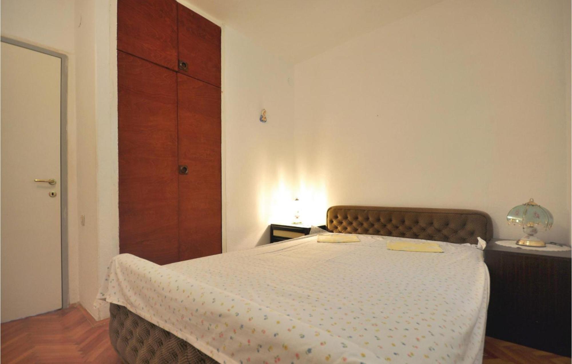 Awesome Home In Seget Vranjica With Wifi Ngoại thất bức ảnh